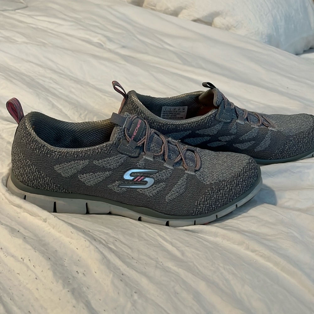 Skechers ladies Memory Foam slip on sneakers Gray w/ pink Sz 7 s/n22758TX EUC